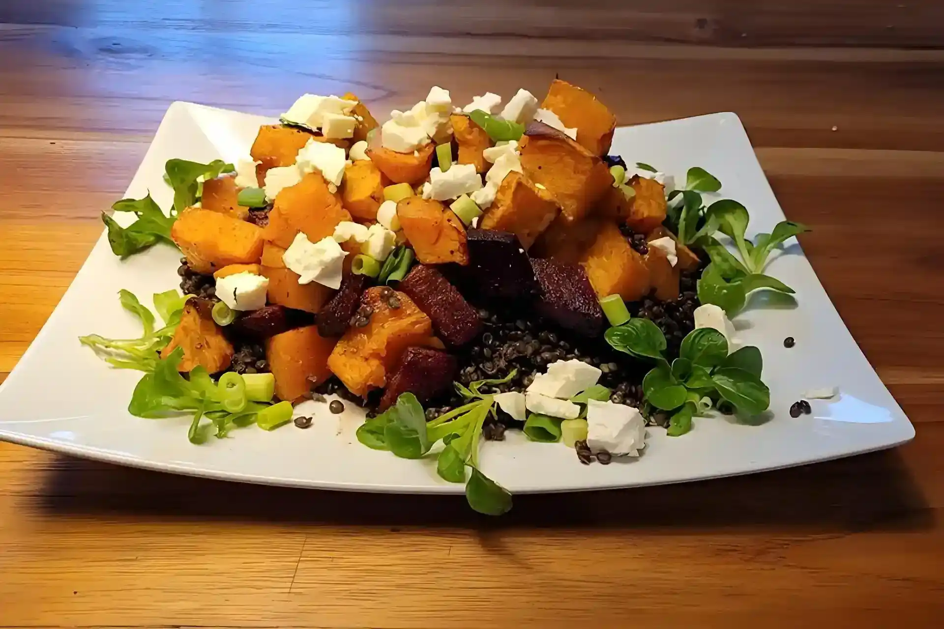 Gebackene Süßkartoffeln und Rote Bete mit Linsen auf Feldsalat