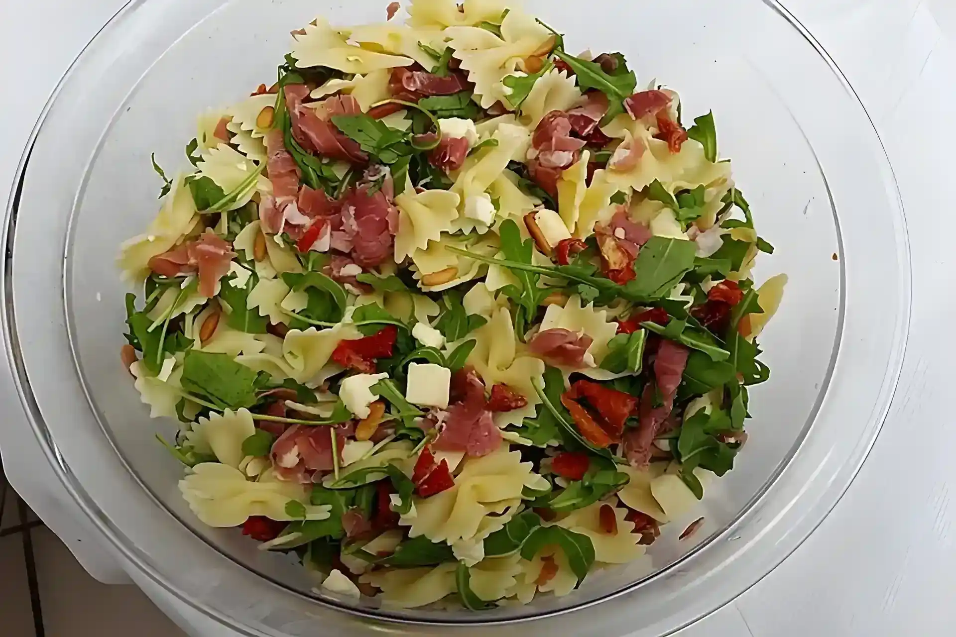 Mediterraner Nudelsalat mit getrockneten Tomaten und Pinienkernen