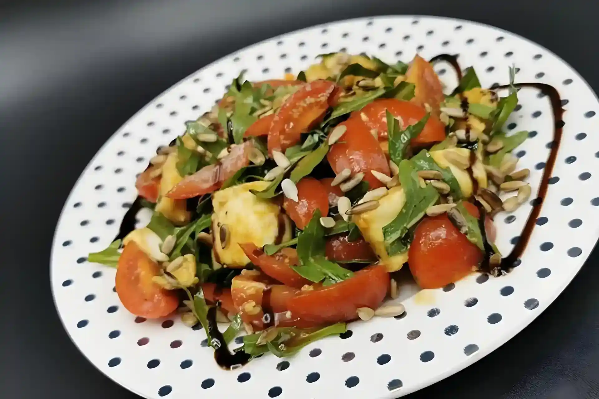 Rucolasalat mit Tomaten, Mozzarella und Kernen