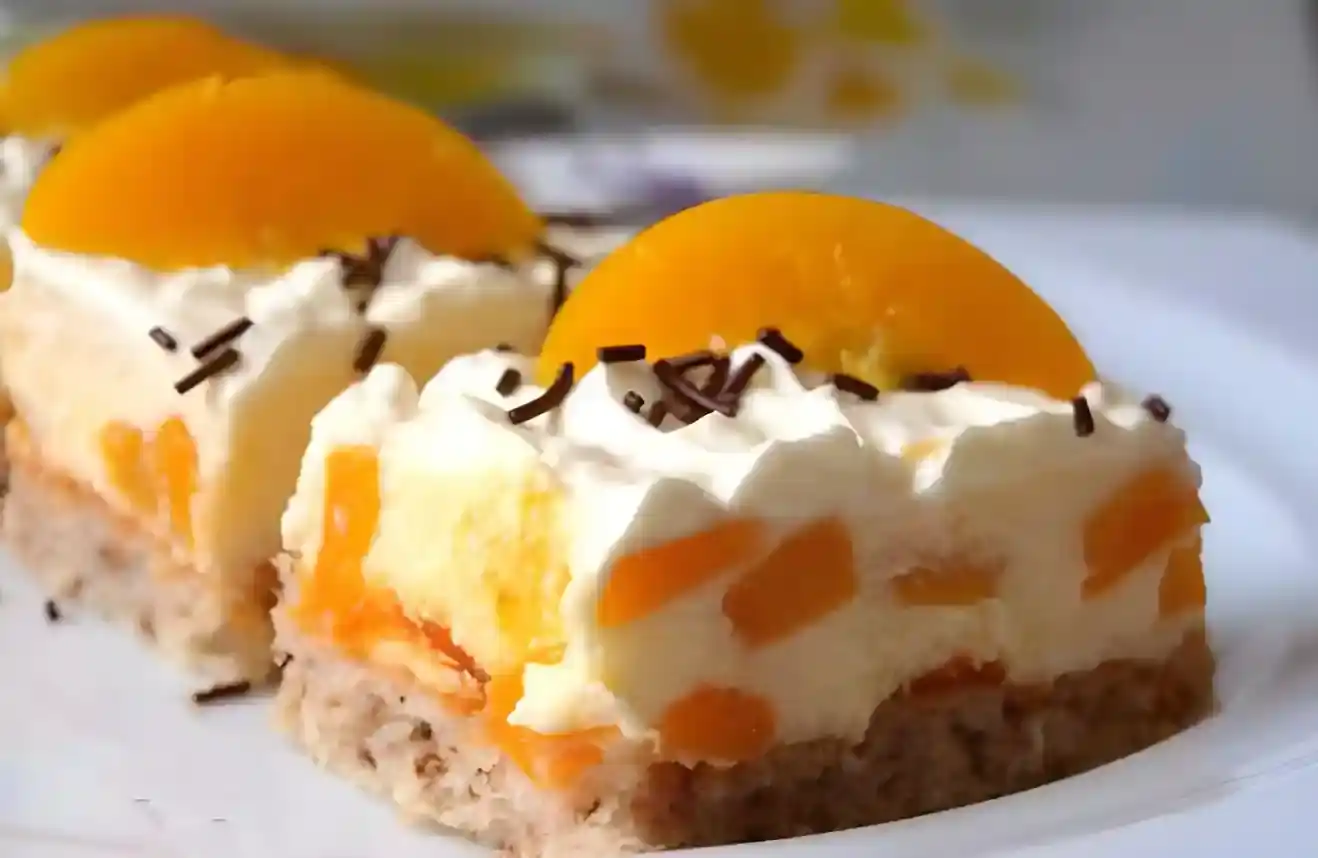 Nusskuchen mit Pfirsichcreme Nusskuchen mit Pfirsichcreme