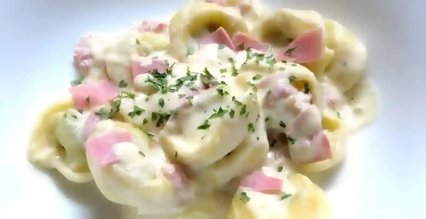 Tortellini in cremiger Schinken-Sahne-Sauce