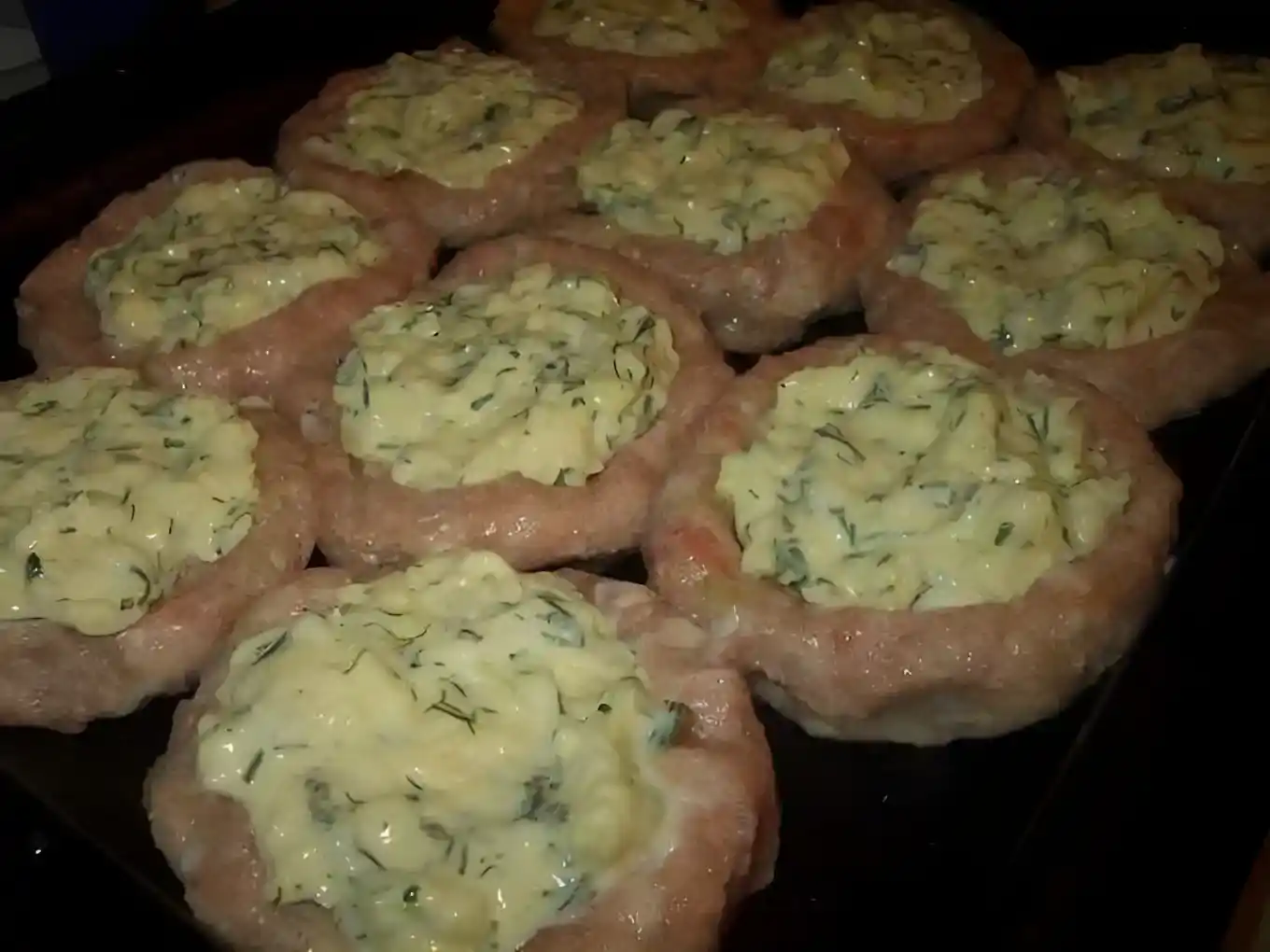 Hackfleisch-Nester mit Käse-Füllung aus dem Backofen