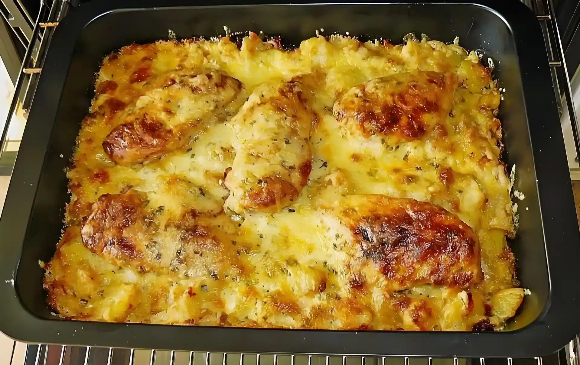 Schnitzel mit Bratkartoffel &amp; Gouda überbacken