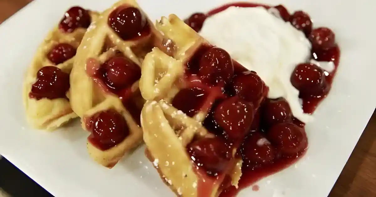 Belgische Waffeln mit heiße Kirschen