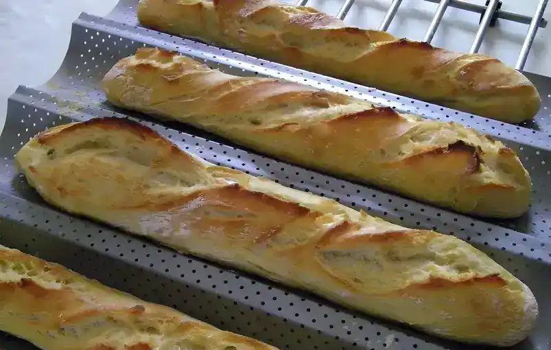 Selbstgemachte Baguettes ohne Maschine oder Roboter Selbstgemachte Baguettes ohne Maschine oder Roboter